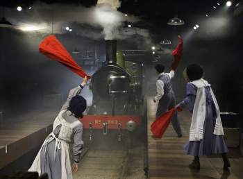 Natasha Greenblatt, Harry Judge and Kate Besworth in The Railway Children