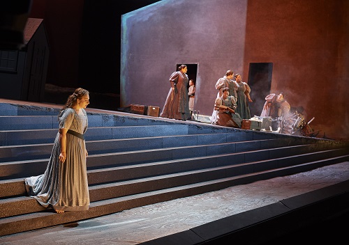 0033 – Christine Goerke as Elektra (at left) in a scene from the Canadian Opera Company’s production of Elektra, 2019. Conductor Johannes Debus, director James Robinson, associate director Omer Ben Seadia, set designer Derek McLane, costume designer Anita Stewart, and lighting designer Mimi Jordan Sherin. Photo: Michael Cooper